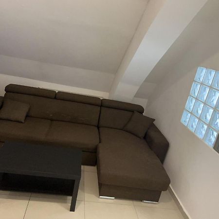 Chez Ana Appartement Otopeni Buitenkant foto
